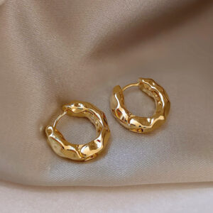 d3a43cfa-57db-4127-83b7-1724a7ba6c93.jpg Сережки "Геометричні" кільця рельєфні золоті (7404)