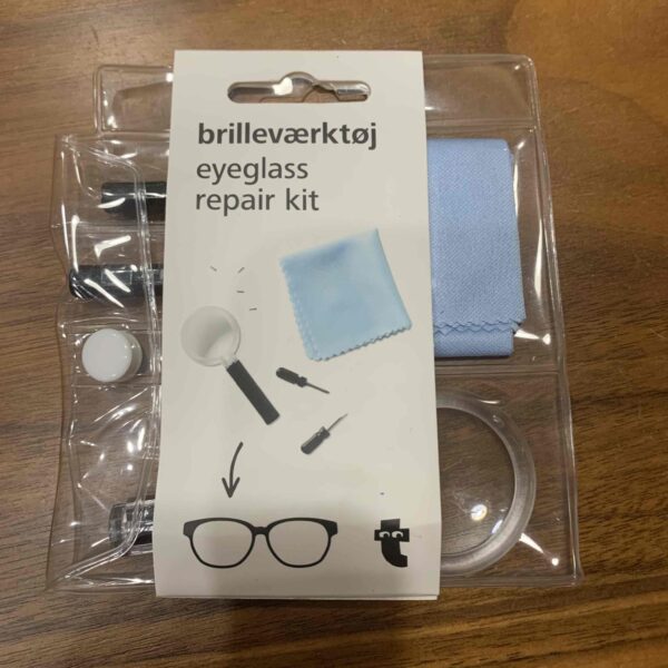 Набір викруток для окулярів (дві маленькі викрутки, лупа і серветка для чищення)