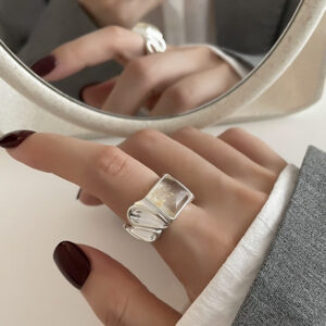 Каблучка жіноча "Геометрична" рельєфна з камінцем срібна (7361)