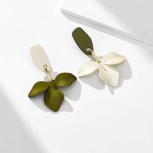 dced217c-3f55-42a0-9f6f-8a1c3b8a2ba6.jpg Сережки асиметричні "Квіти" зелені/білі (10721)