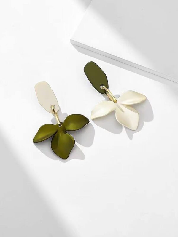 Сережки асиметричні "Квіти" зелені/білі (10721)