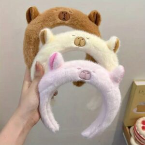 df282e5e-769d-44b7-b687-e51e21cd8012.jpg Обруч для волосся плюшевий "Капібара" беж/білий/рожевий