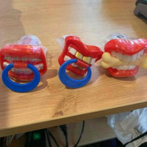 Цукерка смоктальна Губи-зуби-соска "кістка/брекети"