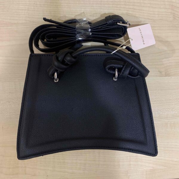 e7cf6cad-790c-44b5-8b19-1eb113034245.jpg Сумочка-міні Primark з ручками квадратна з вигином лілова