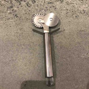 e8b015d3-2add-45a4-af7b-a1f6a2924e4c.jpg Ніж для піци з нержавіючої сталі подвійне колесо