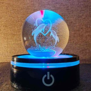 Нічник скляна куля "Дельфіни" на пластиковій пілдставці змінює кольори