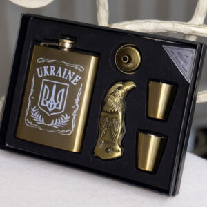 f077de20-ad60-4235-975e-082a1d6a7948.jpg Набір чоловічий подарунковий "UKRAINE" Фляга/рюмки/складний ніж (23*17,5*4 см)