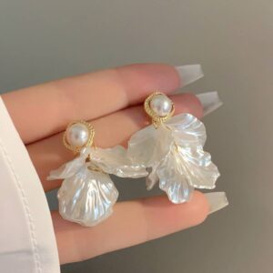 f408672b-42a8-4c15-ae73-c88ecff24162.jpg Сережки "Перламутрові квіти" білі з золотом (8038)