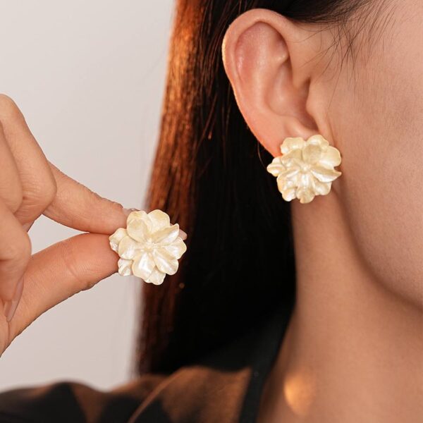 Сережки акрилові "Квіти" білі перламутрові (10705)