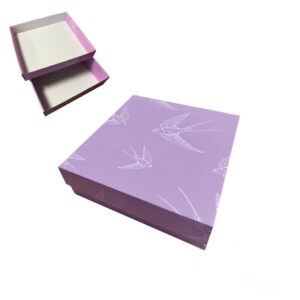 Коробка подарункова 26*26*8,5 см мікрогофра бузкова ластівки