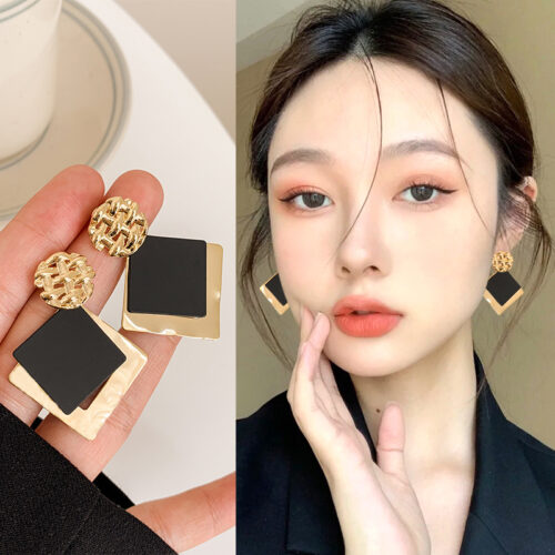 09ad4a6b-9df7-4793-8be2-91e79a23009a.jpg Сережки "Геометричні" ромбовидні чорні з золотим (7434)