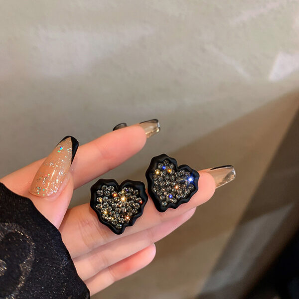 Сережки "Серця" зі стразами чорні (7441)