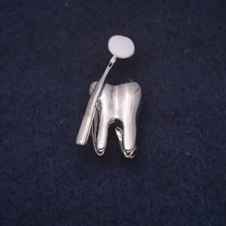 1160dc88-5a20-42d5-89b4-da9c05e122f1.jpg Брошка "Зуб/ Стоматолог" метал сріблястий 18х31 мм