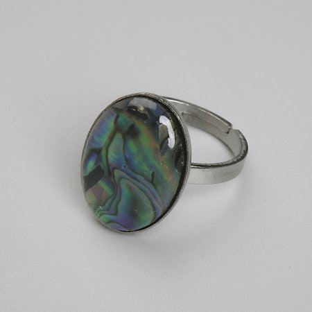 11a14852-b773-4801-81bb-fabbd4ff4acf.jpg Каблучка "Овал" з натур. кам. Халіотіс/ сріблястий метал 19х14 мм (регулюється)
