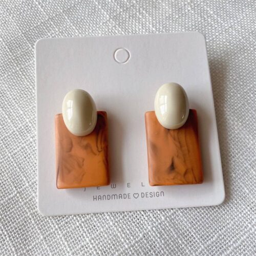 Сережки акрилові геометричні коричнево-білі (8079)