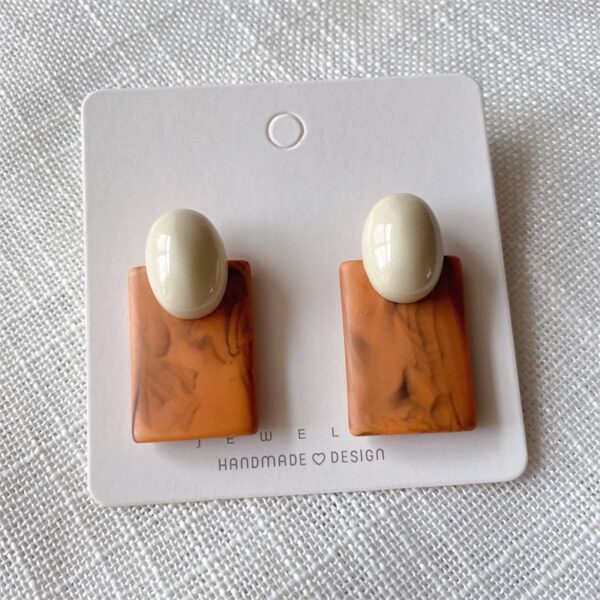 Сережки акрилові геометричні коричнево-білі (8079)