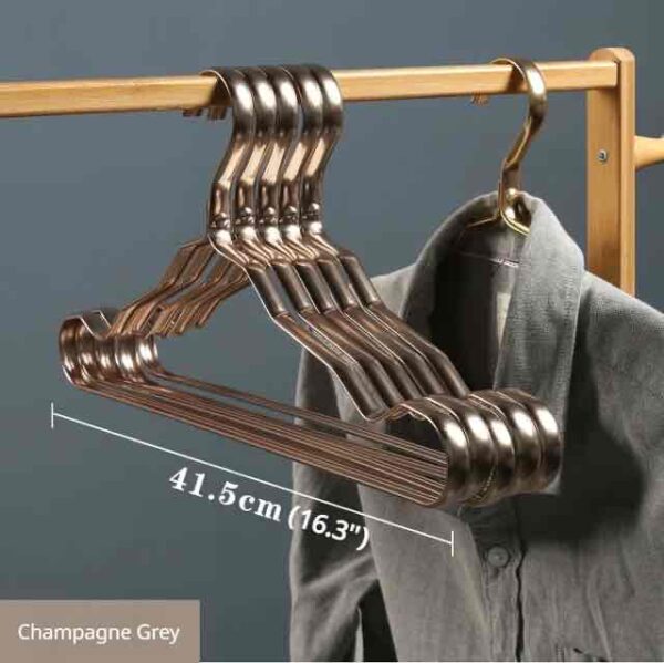 13b1fdf9-b7f3-4576-a667-9139e765bbf0.jpg Вішалка для одягу металева з канавками, ультра міцна, стійка до пошкоджень, шампань