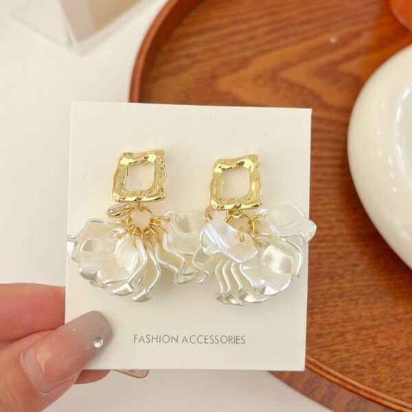 Сережки "Перламутрові квіти" білі з золотом (8037)