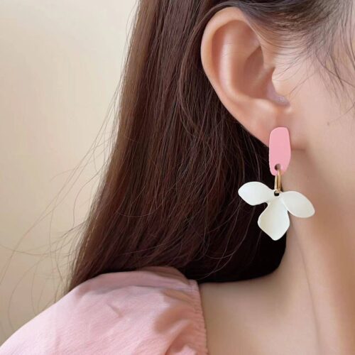 Сережки асиметричні "Квіти" рожеві/білі (10719)