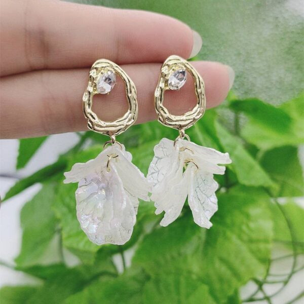 Сережки "Перламутрові квіти" білі з золотом (7406)