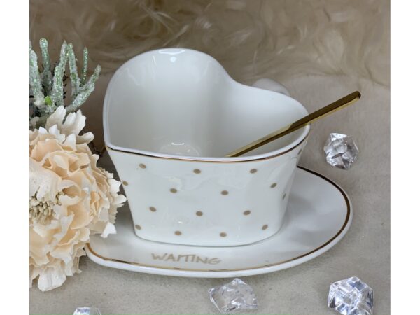 Чашка керамічна "Серце" фігурна з блюдцем та ложкою біла/ рожева