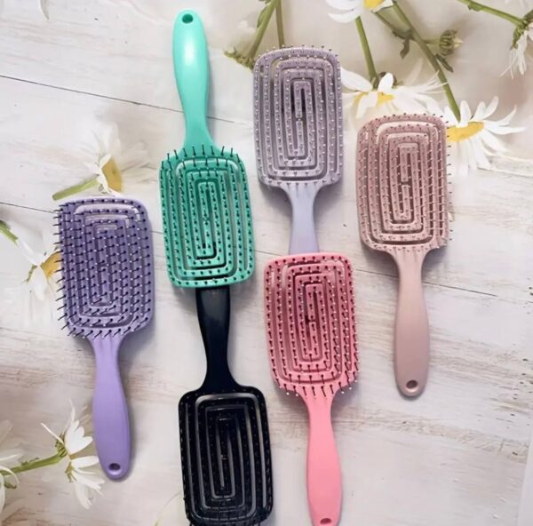 Щітка для волосся "Лабіринт" 20 см амортизуюча мікс кольорів