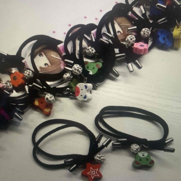 Гумка для волосся дитяча "Шнурівка з цяцями" подвійна чорна 1 шт