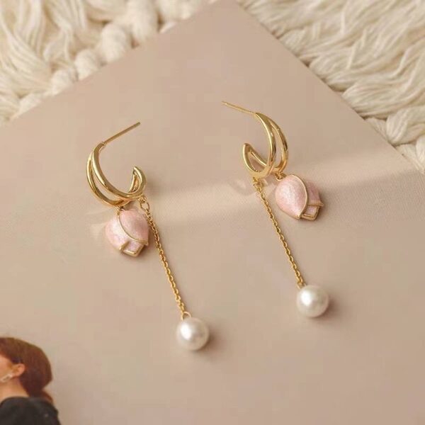 Сережки металеві "Тюльпани" з перловою підвіскою золоті рожеві/білі (10228)