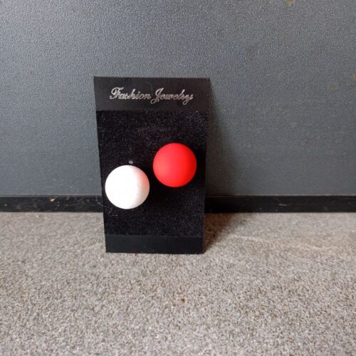 23bc45d3-c474-44c7-b3b9-ac2ce180b1a1.jpg Сережки "Куля" матові білийчорний/червоний