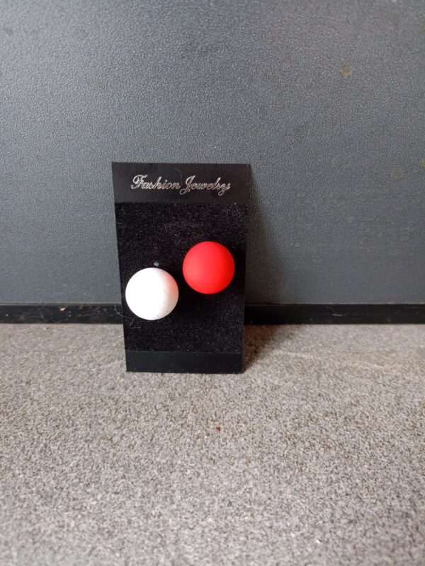 Сережки "Куля" матові білийчорний/червоний