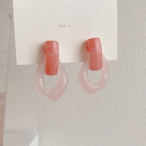 Сережки акрилові геометричні рожево-полуничні (8098)