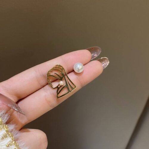 25d167b5-a1a9-469a-b0b8-2130794a4177.jpg Сережки "Дівчина з перловою сережкою" асиметричні золото (8040)