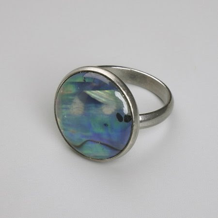 2854d020-6a40-4266-925a-acdfdd0799de.jpg Каблучка "Круг" з натур. кам. Халіотіс/ сріблястий метал 22 мм (регулюється)