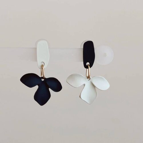Сережки асиметричні "Квіти" чорні/білі (10720)