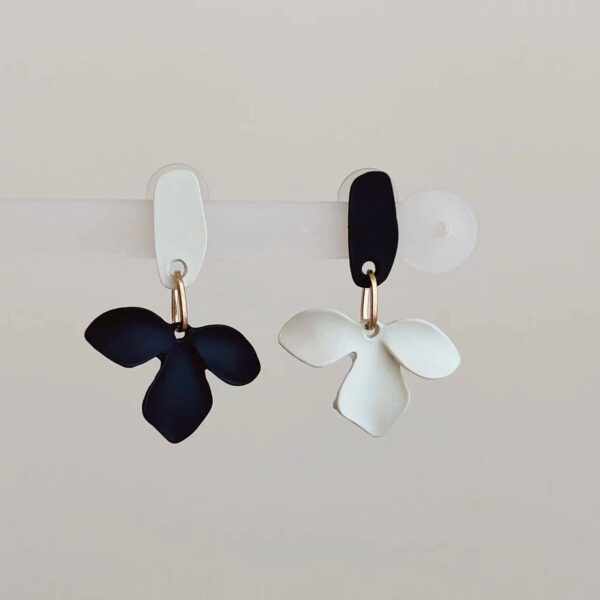 Сережки асиметричні "Квіти" чорні/білі (10720)