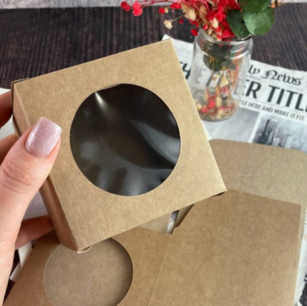 Коробка квадратна з віконцем 9х9х9 см крафт