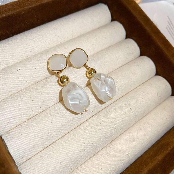 Сережки геометричні метал/акрил білі (10698)