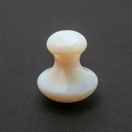 Масажер округлий двосторонній з натур. кам. Місячний камінь 3,6*4 см