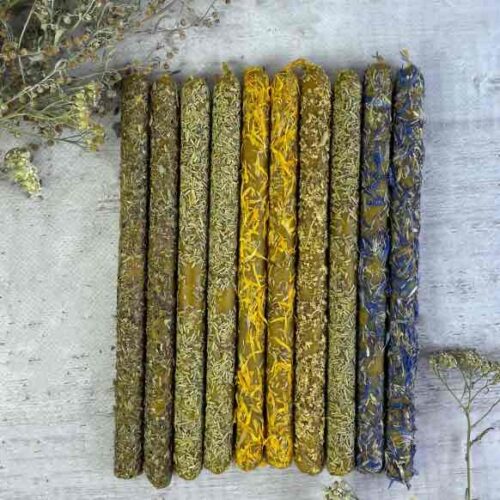 35e4c653-18ee-479a-848e-3f33b71e522d.jpg Свічка воскова з травами 5C календула/ волошка/ бузина/ іван-чай/ розмарин 1 шт