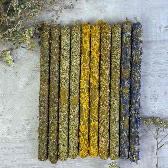 35e4c653-18ee-479a-848e-3f33b71e522d.jpg Свічка воскова з травами 5C календула/ волошка/ бузина/ іван-чай/ розмарин 1 шт