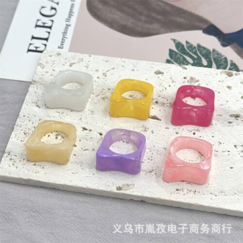 3de9321a-4673-4ced-bc33-088f11723bb9.jpg Каблучка жіноча акрилова "Асиметрична" мікс кольорів (8088)