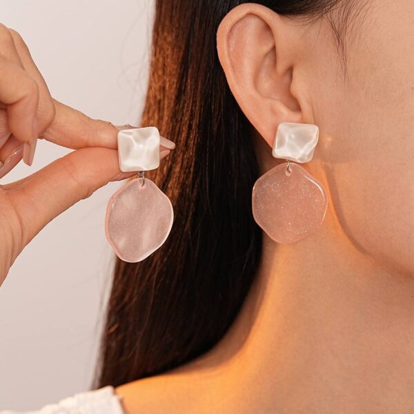 Сережки акрилові геометричні ніжно-рожеві з білим (10687)