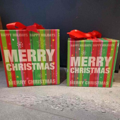 41ad7120-a0e0-4577-9396-25f166e8d3a0.jpg Коробка подарункова Новорічна в клітинку (12*12*12 см)