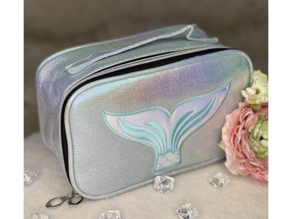 41e5da12-1ee0-4656-958d-7f3ccff390e3-1.jpg Косметичка об'ємна "Русалка" блискуча