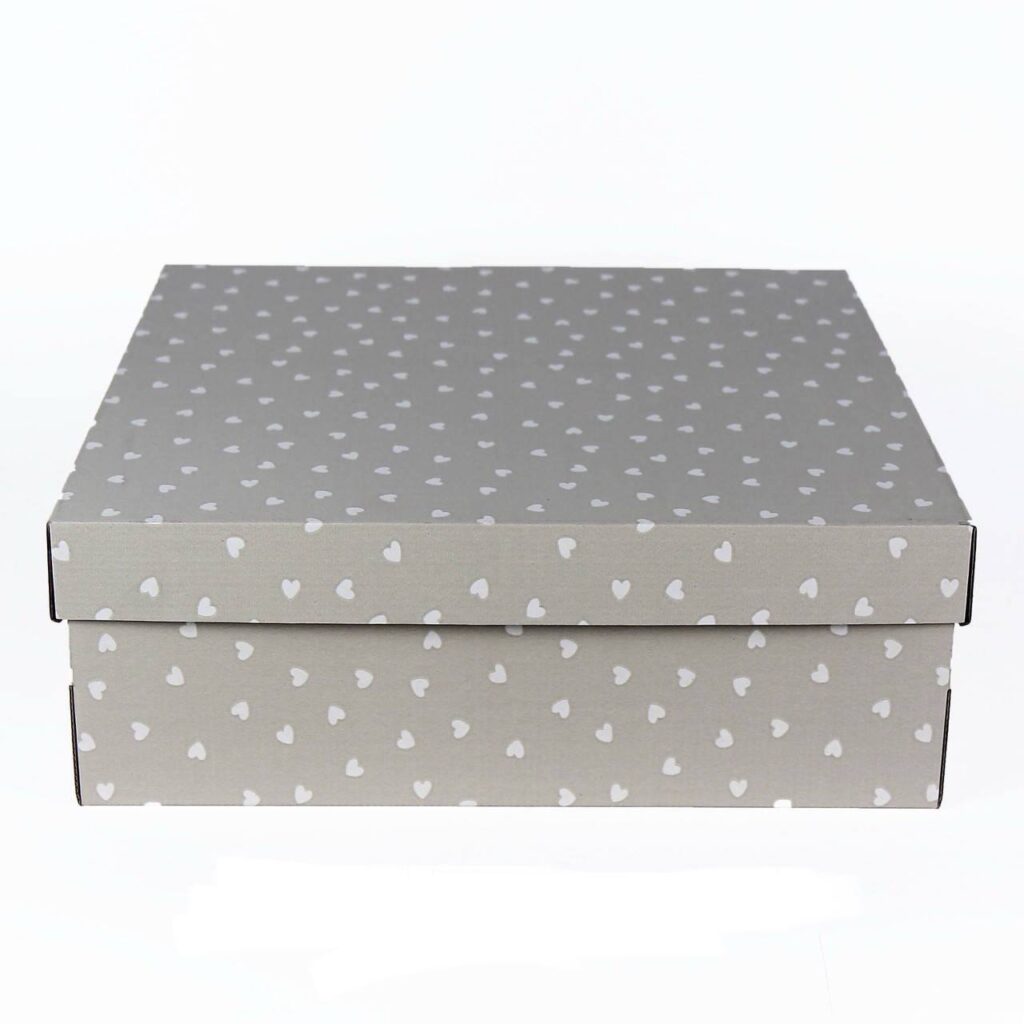 Коробка подарункова 42*42*15 см мікрогофра сіра сердечка