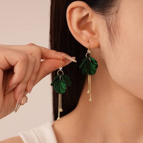 Сережки-люстри металеві "Пелюстки" з підвісками смарагдові (10702)