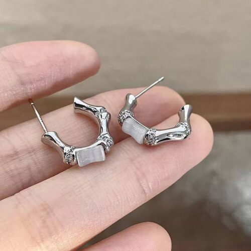 6540ff5a-13ed-4e17-a38a-e4654b208732.jpg Сережки "Бамбук" з білим камінцем срібні (10634)