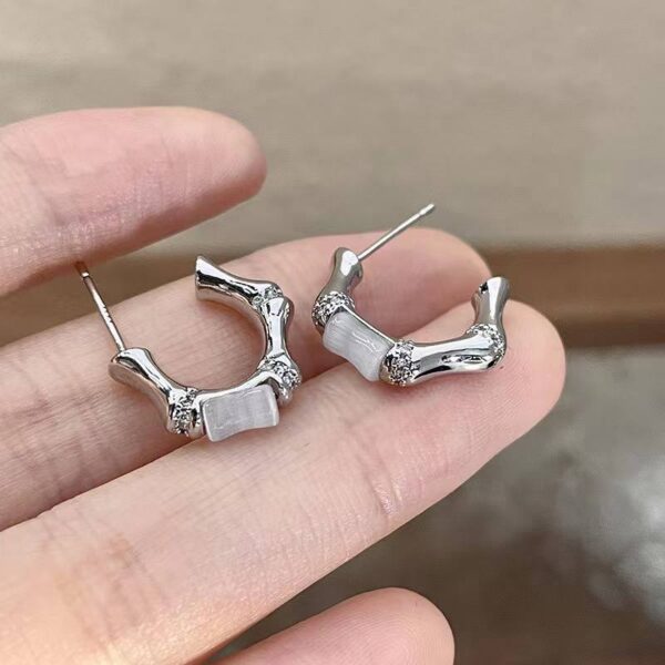 Сережки "Бамбук" з білим камінцем срібні (10634)