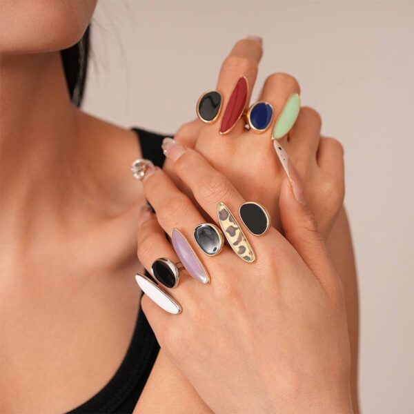 Каблучка геометрична металева з акрилом двох-колірна (10703)