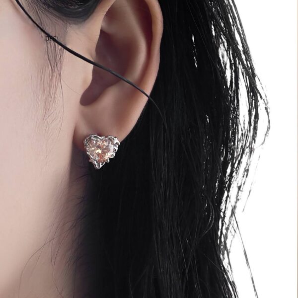 Сережки-цвяшки "Серце" абстрактні з жовтим камінцем срібні (10563)